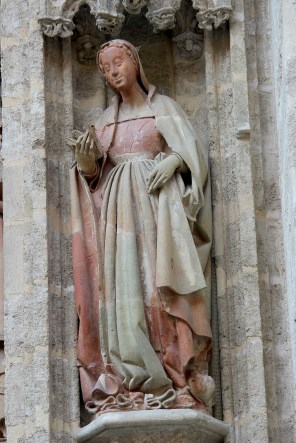 성녀 루피나_by Lorenzo Mercadante of Bretagne_photo by Miguel Hermoso Cuesta_on the portal of the Baptism of the Cathedral of Saint Mary of the See in Seville_Spain.JPG